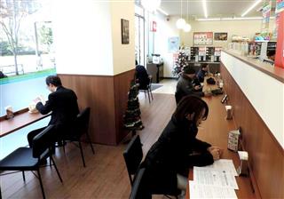 ファミリーマート晴海センタービル店のイートインで飲食する利用者=2日、東京都中央区 ファミリーマート晴海センタービル店のイートインで飲食する利用者=2日、東京都中央区