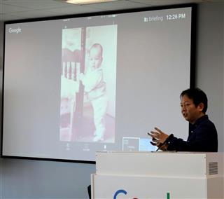 グーグルのスマートフォンアプリ「フォトスキャン」を活用すると、紙焼き写真がきれいにデジタル化できる＝２日、東京都港区
