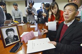 第2次大戦中の強制連行を巡り、鹿島に損害賠償を求めて提訴し、取材に応じる中国人元労働者の遺族(右端)=6日、北京(共同) 第2次大戦中の強制連行を巡り、鹿島に損害賠償を求めて提訴し、取材に応じる中国人元労働者の遺族(右端)=6日、北京(共同)
