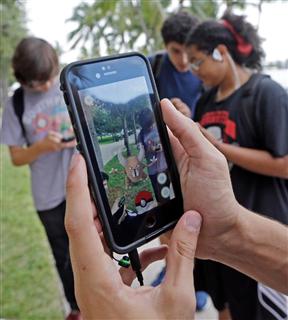世界で爆発的人気を呼んでいるスマホゲーム「ポケモンGO」=米マイアミ(AP) 世界で爆発的人気を呼んでいるスマホゲーム「ポケモンGO」=米マイアミ(AP)