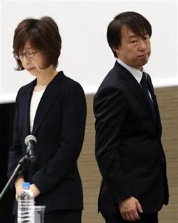 会見を終え会場を出るDeNAの南場智子会長。右は守安功社長=7日午後、東京都渋谷区(桐山弘太撮影) 会見を終え会場を出るDeNAの南場智子会長。右は守安功社長=7日午後、東京都渋谷区(桐山弘太撮影)