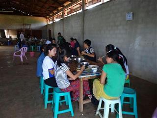 キリスト経典を学ぶカシ村寄宿学校で昼食中の学生たち=2016年、シャン州ラーショー郡(筆者撮影) キリスト経典を学ぶカシ村寄宿学校で昼食中の学生たち=2016年、シャン州ラーショー郡(筆者撮影)