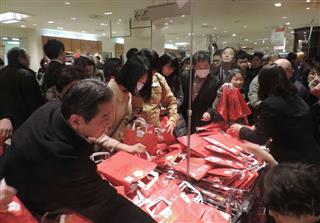新春の初売りで、目当ての福袋を買い求める客=2日、東京都中央区の三越日本橋本店 新春の初売りで、目当ての福袋を買い求める客=2日、東京都中央区の三越日本橋本店