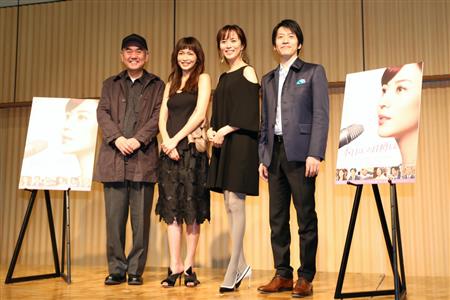 トークイベントで笑顔を見せる（左から）佐々部清監督、長谷川京子さん、比嘉愛未さん、プロのスピーチライターでドラマを監修した蔭山洋介さん＝１３日、東京・六本木