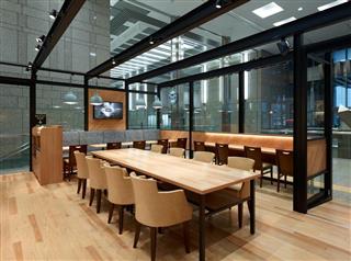 床材に国産材を使用したタリーズコーヒー都庁店=東京都新宿区(大建工業提供) 床材に国産材を使用したタリーズコーヒー都庁店=東京都新宿区(大建工業提供)