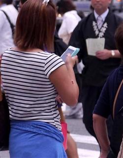 歩きながらスマートフォンを操作する女性 歩きながらスマートフォンを操作する女性