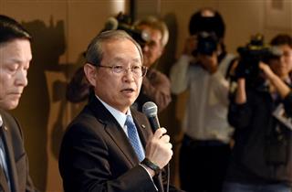 記者会見する東芝の綱川智社長。左は成毛康雄副社長=27日午後、東京・芝浦の東芝本社(酒巻俊介撮影) 記者会見する東芝の綱川智社長。左は成毛康雄副社長=27日午後、東京・芝浦の東芝本社(酒巻俊介撮影)