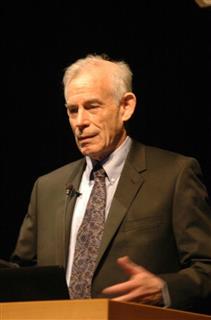 講演する米プリンストン大のクリストファー・シムズ教授=1日、東京都千代田区 講演する米プリンストン大のクリストファー・シムズ教授=1日、東京都千代田区