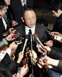 安倍首相との会談を終え、記者の質問に答えるトヨタ自動車の豊田章男社長=3日夜、東京都内のホテル 安倍首相との会談を終え、記者の質問に答えるトヨタ自動車の豊田章男社長=3日夜、東京都内のホテル