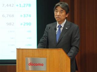 増収増益の平成28年4~12月期決算を発表するNTTドコモの吉沢和弘社長=27日午後、東京都千代田区 増収増益の平成28年4~12月期決算を発表するNTTドコモの吉沢和弘社長=27日午後、東京都千代田区