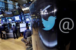 ツイッターのロゴ=7日、ニューヨークの証券取引所(AP) ツイッターのロゴ=7日、ニューヨークの証券取引所(AP)