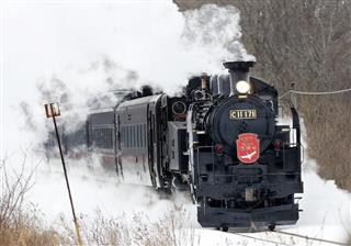 けん引する蒸気機関車の車輪に傷が見つかり11日以降、ディーゼル機関車での運行となる「SL冬の湿原号」=1月28日、北海道標茶町のJR釧網線 けん引する蒸気機関車の車輪に傷が見つかり11日以降、ディーゼル機関車での運行となる「SL冬の湿原号」=1月28日、北海道標茶町のJR釧網線