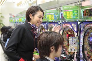 遊技産業は多くの雇用と経済効果をもたらしている 遊技産業は多くの雇用と経済効果をもたらしている