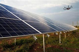 ドローンを活用した点検風景。不具合の早期発見で発電量低下を防止する ドローンを活用した点検風景。不具合の早期発見で発電量低下を防止する