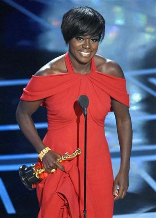 第89回アカデミー賞で助演女優賞に選ばれたビオラ・デイビスさん=26日、米ハリウッド(AP=共同)