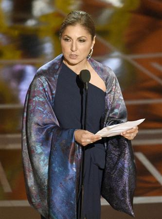 第89回アカデミー賞の授賞式に代理で登壇し、アスガル・ファルハディ監督の声明を読むイラン系米国人のアニューシャ・アンサリさん=26日、米ハリウッド(AP=共同)