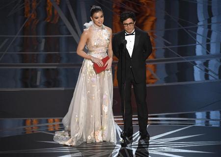 26日、米アカデミー賞授賞式で発言する、メキシコ人俳優ガエル・ガルシア・ベルナルさん(右)ら(AP=共同)