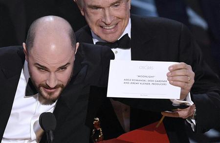 発表用紙を見せ、真の受賞作が「ムーンライト」であることを「ラ・ラ・ランド」のプロデューサー、ホロウィッツ氏が示した(AP)