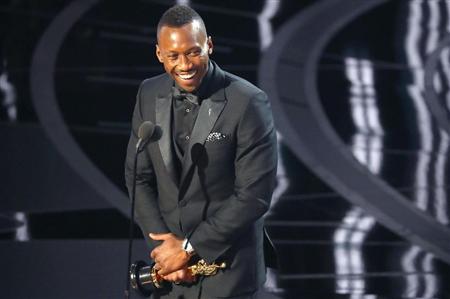 第89回アカデミー賞で助演男優賞を受賞したマハーシャラ・アリさん=26日、米ハリウッド(ロイター=共同)