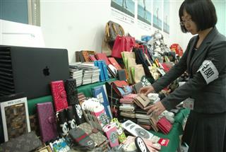 税関が差し止めた知的財産侵害物品=3日、財務省 税関が差し止めた知的財産侵害物品=3日、財務省