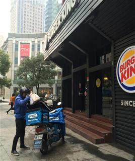 2016年の「世界消費者権利デー」にCCTVが放送した特番でやり玉に挙げられたネット配達サービス会社の配達員=2016年3月18日、上海(河崎真澄撮影) 2016年の「世界消費者権利デー」にCCTVが放送した特番でやり玉に挙げられたネット配達サービス会社の配達員=2016年3月18日、上海(河崎真澄撮影)