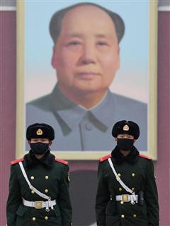 北京の天安門で、深刻な大気汚染のためマスクをして警備する武装警察隊員=1月5日(共同) 北京の天安門で、深刻な大気汚染のためマスクをして警備する武装警察隊員=1月5日(共同)