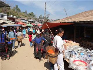 2015年2月8日、五日市が開かれていたコンジャンの町。コーカン人、パラウン人、ビルマ人、中国人らでにぎわっていた(筆者撮影) 2015年2月8日、五日市が開かれていたコンジャンの町。コーカン人、パラウン人、ビルマ人、中国人らでにぎわっていた(筆者撮影)