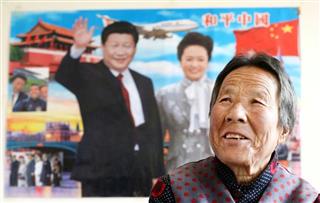中国共産党の習近平総書記のポスターの前で、笑顔の唐宗秀さん=2月6日、河北省阜平県(共同) 中国共産党の習近平総書記のポスターの前で、笑顔の唐宗秀さん=2月6日、河北省阜平県(共同)