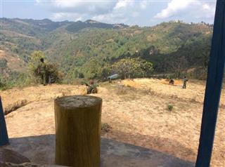 ゲストハウスの部屋の前には、塹壕の中で銃撃戦に備えるミャンマー国軍兵士たちがいた=2015年2月、コーカン自治区コンジャン陸軍基地(筆者撮影) ゲストハウスの部屋の前には、塹壕の中で銃撃戦に備えるミャンマー国軍兵士たちがいた=2015年2月、コーカン自治区コンジャン陸軍基地(筆者撮影)