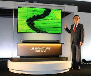 有機ELテレビの新製品を披露する韓国LGエレクトロニクス日本法人の李仁奎社長=16日、東京都中央区 有機ELテレビの新製品を披露する韓国LGエレクトロニクス日本法人の李仁奎社長=16日、東京都中央区