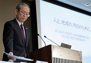 記者会見で四半期報告書の再延期などについて説明する東芝の綱川智社長=14日午後、東京都港区 記者会見で四半期報告書の再延期などについて説明する東芝の綱川智社長=14日午後、東京都港区