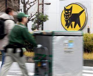 荷物を配送するヤマト運輸の作業員=東京都中央区 荷物を配送するヤマト運輸の作業員=東京都中央区