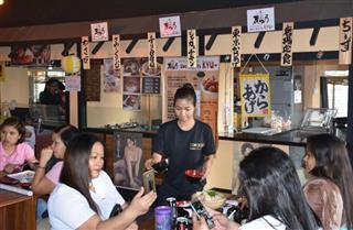 マニラにお目見えしたB級グルメを出す屋台風店舗を集めたフードコート「横丁」=2月8日(共同) マニラにお目見えしたB級グルメを出す屋台風店舗を集めたフードコート「横丁」=2月8日(共同)