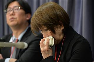 27日の会見で破産手続きの開始を報告する「てるみくらぶ」の山田千賀子社長(右)=東京都千代田区(寺河内美奈撮影) 27日の会見で破産手続きの開始を報告する「てるみくらぶ」の山田千賀子社長(右)=東京都千代田区(寺河内美奈撮影)