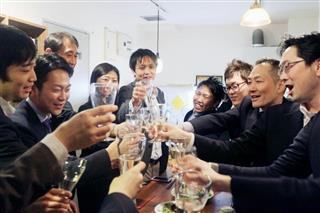 午後3時に仕事を切り上げ、歓送迎会に参加する森永製菓の社員=31日、東京都新宿区 午後3時に仕事を切り上げ、歓送迎会に参加する森永製菓の社員=31日、東京都新宿区