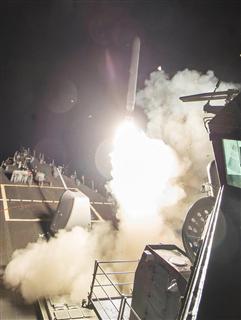 ミサイル発射駆逐艦、USS Rossが長距離陸上攻撃ミサイルのトマホークをシリアに向けて打ち込む様子=7日、地中海(ロイター) ミサイル発射駆逐艦、USS Rossが長距離陸上攻撃ミサイルのトマホークをシリアに向けて打ち込む様子=7日、地中海(ロイター)