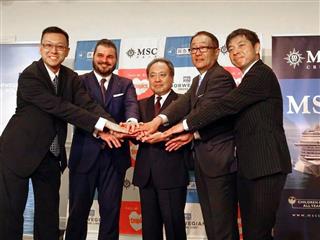 クルーズ船2隻の同時チャーター運航を発表する阪急交通社の松田誠司社長(右から2人目)ら=10日、東京都港区 クルーズ船2隻の同時チャーター運航を発表する阪急交通社の松田誠司社長(右から2人目)ら=10日、東京都港区
