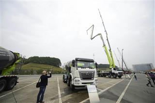 中聯重科の各種大型コンクリート車両の展示(中国新聞社) 中聯重科の各種大型コンクリート車両の展示(中国新聞社)