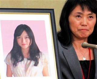 高橋まつりさんの遺影と母親の幸美さん=2016年10月7日、東京・霞が関(天野健作撮影) 高橋まつりさんの遺影と母親の幸美さん=2016年10月7日、東京・霞が関(天野健作撮影)