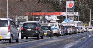 給油を待つ車の列=2011年3月17日、岩手県・住田町 給油を待つ車の列=2011年3月17日、岩手県・住田町