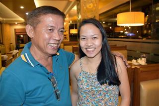 ジャイカさん(右)と父親のナルシーソ・ドゥマランさん=2月、フィリピン・オルモック(共同) ジャイカさん(右)と父親のナルシーソ・ドゥマランさん=2月、フィリピン・オルモック(共同)