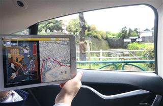 江戸時代の古地図を片手に、現代の街の姿と見比べながらタクシーで観光する新サービス「タイムスリップタクシー」=18日午後、東京都千代田区(菊本和人撮影) 江戸時代の古地図を片手に、現代の街の姿と見比べながらタクシーで観光する新サービス「タイムスリップタクシー」=18日午後、東京都千代田区(菊本和人撮影)