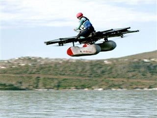 米ベンチャー企業が公開した水上限定で飛行する新たな乗り物の試作品(キティホーク提供・共同) 米ベンチャー企業が公開した水上限定で飛行する新たな乗り物の試作品(キティホーク提供・共同)