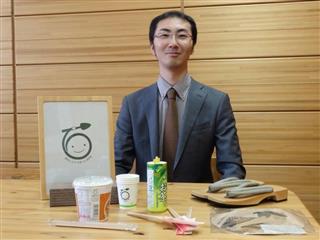 「間伐材マーク」と認定製品を前にする全国森林組合連合会の山田圭介・系統事業部販売課長 「間伐材マーク」と認定製品を前にする全国森林組合連合会の山田圭介・系統事業部販売課長