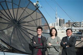 インフォステラの社屋に設置されたパラボラアンテナと(左から)石亀一郎COO、倉原直美CEO、戸塚敏夫取締役=東京都渋谷区 インフォステラの社屋に設置されたパラボラアンテナと(左から)石亀一郎COO、倉原直美CEO、戸塚敏夫取締役=東京都渋谷区