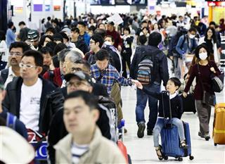 ゴールデンウイークを海外で過ごす人たちなどで混雑する成田空港の出発ロビー=29日午前 ゴールデンウイークを海外で過ごす人たちなどで混雑する成田空港の出発ロビー=29日午前