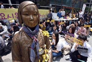 ソウルの日本大使館前に設置された慰安婦像（少女像）前で行われた「水曜集会」には、多くの人が詰めかけた＝１０日午後、韓国・ソウル（川口良介撮影）