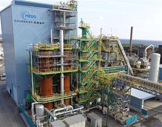 新日鉄住金君津製鉄所に設置した試験高炉=千葉県君津市 新日鉄住金君津製鉄所に設置した試験高炉=千葉県君津市