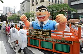 神田祭で、人気アニメのキャラクター「こち亀バルーン」が練り歩く=13日、中央区(伴龍二撮影) 神田祭で、人気アニメのキャラクター「こち亀バルーン」が練り歩く=13日、中央区(伴龍二撮影)