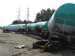 津波に流されたJX仙台製油所の「タキ1000」(日本石油輸送提供) 津波に流されたJX仙台製油所の「タキ1000」(日本石油輸送提供)